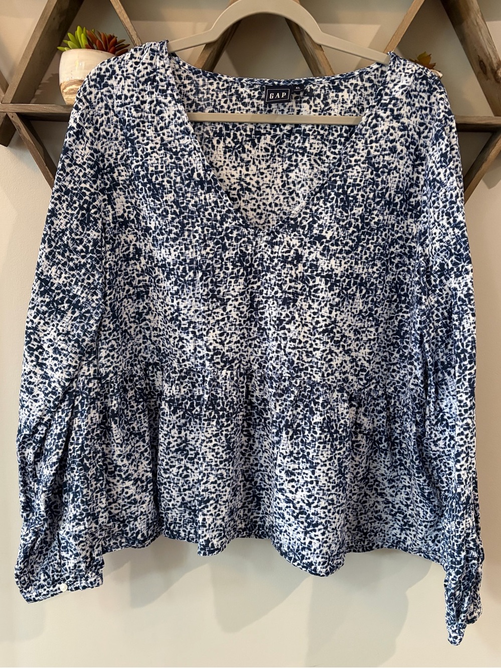 Gap long sleeve blue & white patterned v-neck peplum top. Size XL.